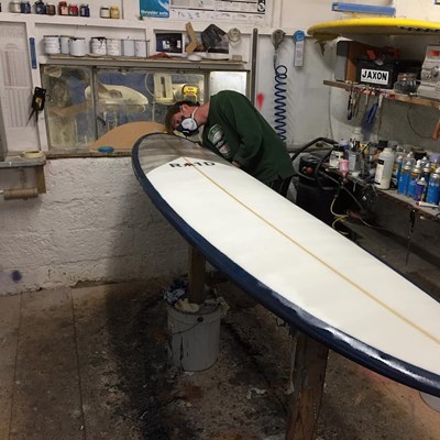 Busy day in the bay's today. 3 different shapers all mowing foam today. This week tim is making himself a longboard. Stay tuned to see his progress  @jaxonsurfboards #surfboard #longboard #custom #cornwall