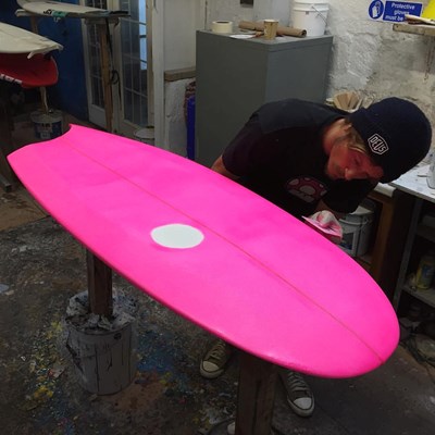 Jimmy glassing his epoxy rabbits foot copy. Bright enough??? #flourescent #pink #surfboard #rabbitsfoot #finless @jaxonsurfboards