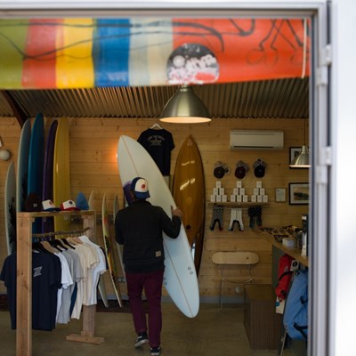 Twisted wood stringer#chipironsurfboards #shapingtime #chipiron #workshop #dustlife