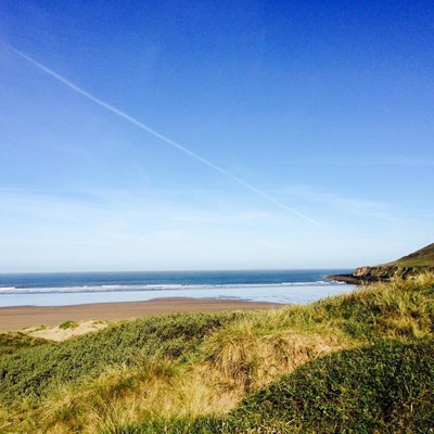 The sun has got his hat on this morning. There's even an offshore wave to go with it, enjoy! #goodmorning #devon #beach