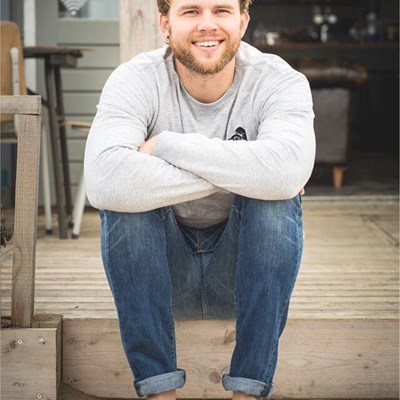 Coen Stegeman is al een tijdje onze nieuwe bedrijfsleider in Aloha's Kitchen. Hij is een surfer, triatleet en echt heul gezellig. Super blij zijn we met onze 'nieuwe' aanwinst. Kom je gauw een heerlijk bakkie halen? En zijn telefoonnummer is....