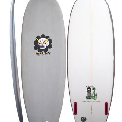 La board du jour:Vampirate Gravedigger Grey (PU)Board très large et plate, super fun et incroyablement rapide dans les petites vagues.Plus d'infos ici: http://alturl.com/7ys5x