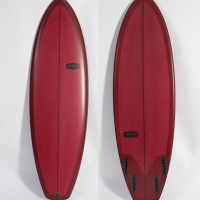 La board du jour:Quattro ALMOND Quadkumber 5'8Planche facile à la rame, qui prend énormément de vitesse et qui convient vraiment à tout type de vagues.Plus d'infos ici: http://alturl.com/xvzno