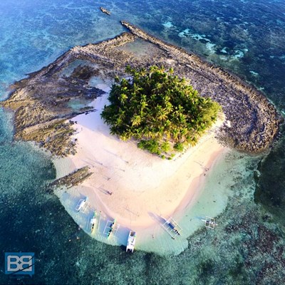 The perfect postcard Island in General Luna Lagoon: Guyam Island from a different prospective! This island is #kermitsiargao last stop during island hopping !! Photo Credits from BackPackerBanter.com @backpackerbanter#siargaoIsland