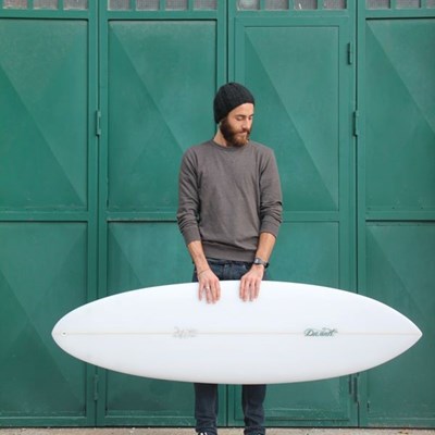 Sgommy con la sua Custom Dr.Ank. #drank #singlefin #longboard #egg #surfboard #surf #handmade #handcraft #fish #fishsurfboard #fishsurf #surfing #italy #tuscany