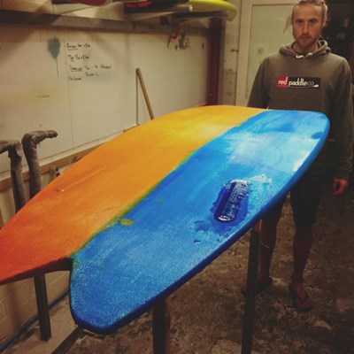 Matt adds and glasses the Futures Fins boxes and resin tint #winterproject #twinny