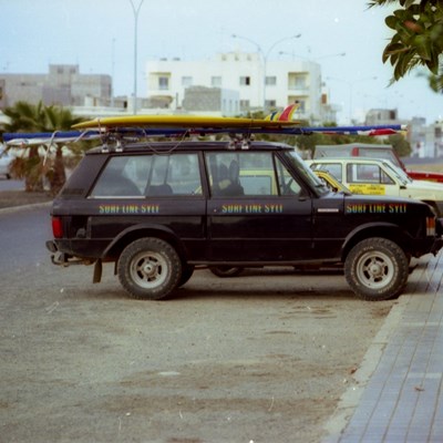 Corralejo main street around 1982 with our Range Rover in front of the Hoplaco.......