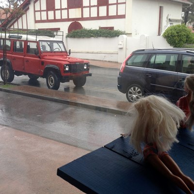 barbie et ses copines rêvent de voyage en lorgnant sur le 4X4...