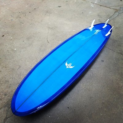New model Compressor 7' x 22 x 2 3/4 full tint Blue SIDE B #resintint #retro #surfboard #blue#surfart @viralsurf @futuresfins @darkseasfrance