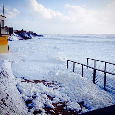 Black or white monday ?! Tanchet beach under the foam 🌴🌊 #tanchet #tanchetbeach #lessablesdolonne #blackmonday #tempete #foam #white @lessablesdolonne 📸 : ptit loup surf