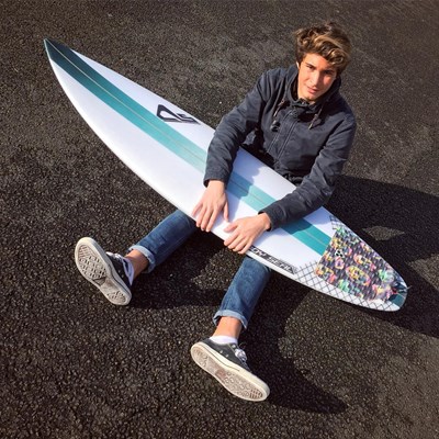 Youri poseyyy 🌴🌴 nouvelle board, spoon 5'10 #surfboard #shaper #road #vans #gorillatraction #stripespray #youri