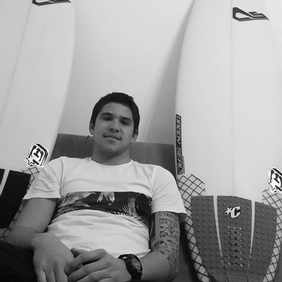 Kevin Bourez à l'aise dans le canapé avec ses nouvelles boards / Yardies 6'2 / little pork 6'1 @surf_lounge @creaturesofleisure @moe_ani